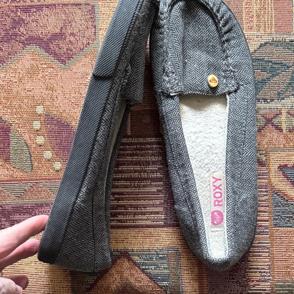 Roxy Gray Women's Slippers - Picture 3 of 5